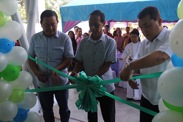 Ribbon cutting. Hon. Mayor Peter Cua, Mr. Benjamin Completo, and Mr. Victor Bernal graced the event. Rev. Fr. Reynaldo Pabillian, Jr. officiated the blessing of the new building.